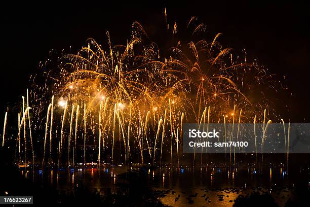 Fogos De Artifício Sobre A Cidade De Annecy Em França - Fotografias de stock e mais imagens de 2014