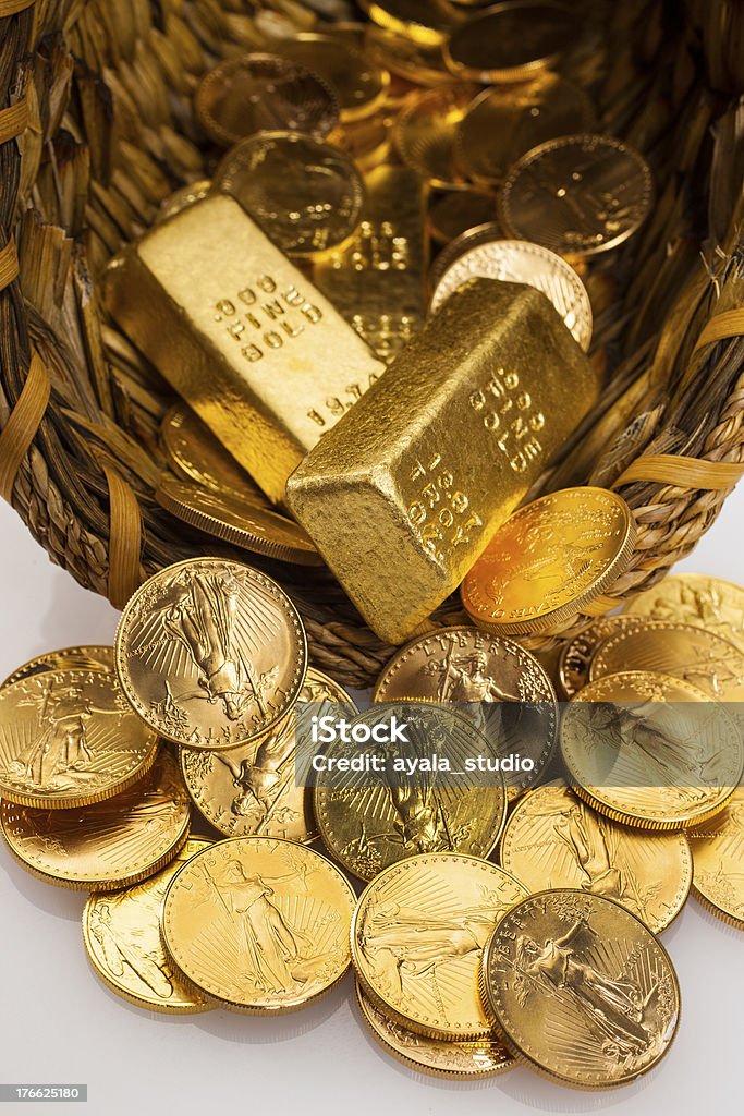 Золотой Слиток и монет - Стоковые фото Американская валюта роялти-фри