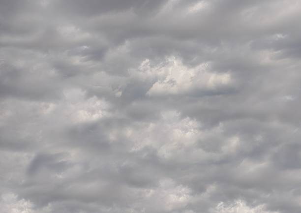 oscuridad y cielo nublado - overclouded fotografías e imágenes de stock