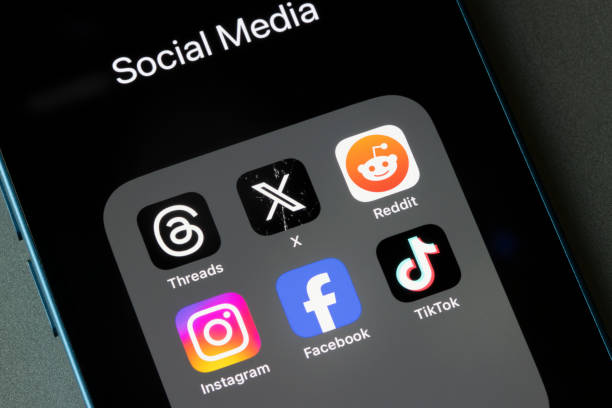 hilos, x y otras aplicaciones de redes sociales - facebook twitter iphone social networking fotografías e imágenes de stock
