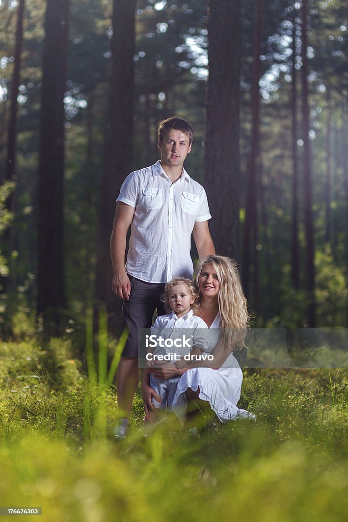 Familia en el bosque - Foto de stock de 2-3 años libre de derechos