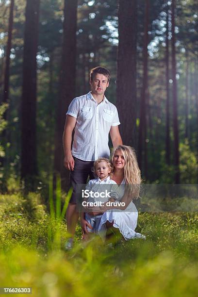 Familia En El Bosque Foto de stock y más banco de imágenes de 2-3 años - 2-3 años, 20-24 años, Adulto