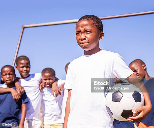 Afrykańskie Dzieci Piłka Nożna Zespołu Gugulethu Cape Town - zdjęcia stockowe i więcej obrazów Chłopcy