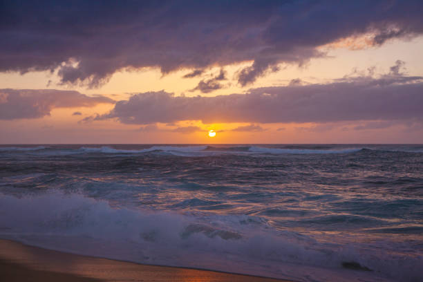 ハワイ州オアフ島のノースショアにあるサンセットビーチの晩夏の夕日 - healey ストックフォトと画像