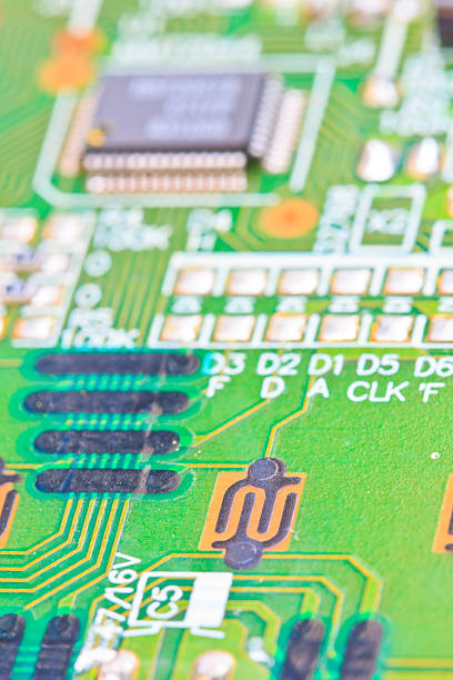 gros plan macro de circuit électronique de conseil et isolé - circuit board computer chip mother board electrical component photos et images de collection
