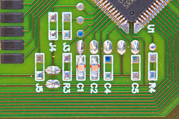 gros plan macro de circuit électronique de conseil et isolé - computer part mother board circuit board blue photos et images de collection