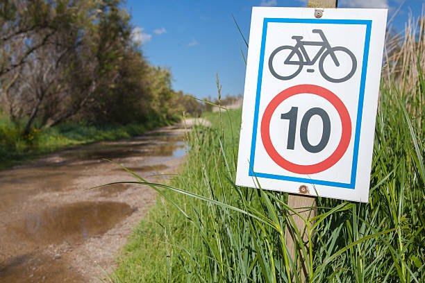 旅先での自転車の速度制限掲示板 - ten speed bicycle ストックフォトと画像