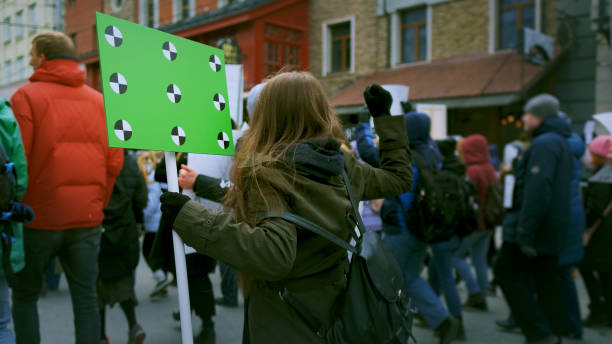 jeune militante lors d’une manifestation - protestor protest sign strike photos et images de collection