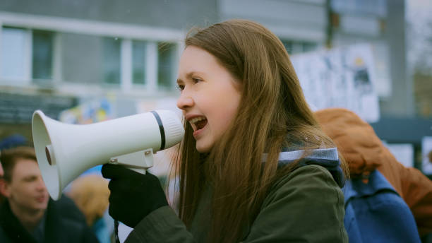 jeune adulte lors d’une manifestation - protestor protest riot strike photos et images de collection