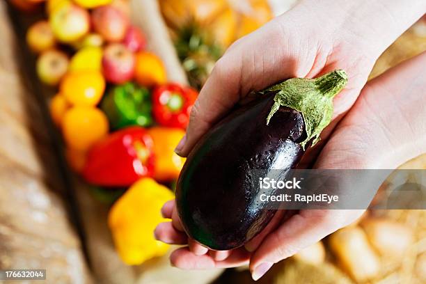 Manos De Espera Brillante Púrpura Color Berenjena Contra Más Verduras Foto de stock y más banco de imágenes de Abundancia