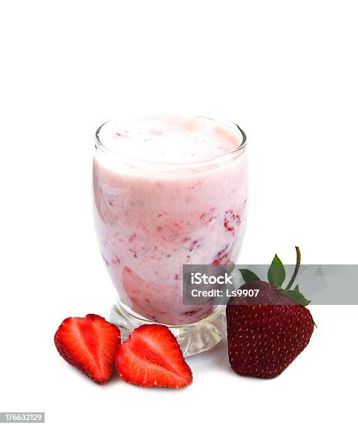 Yogurt Alla Fragola - Fotografie stock e altre immagini di Bibita - Bibita, Bicchiere, Cibo