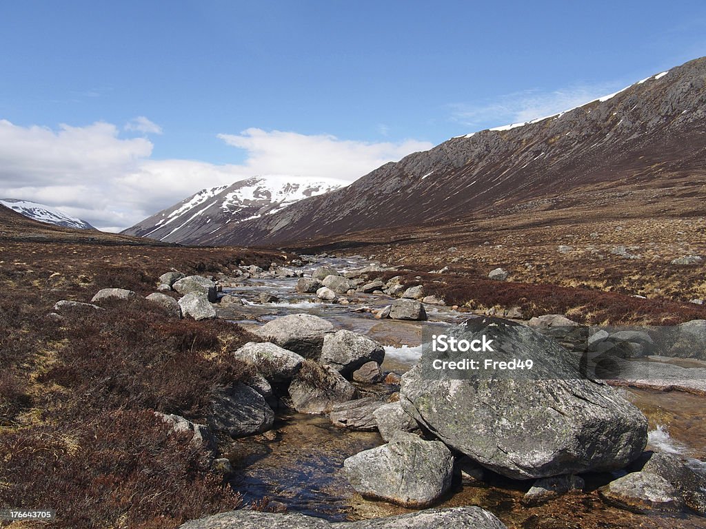 Lairig Ghru vu depuis la rivière Dee, Écosse au printemps - Photo de Beauté libre de droits