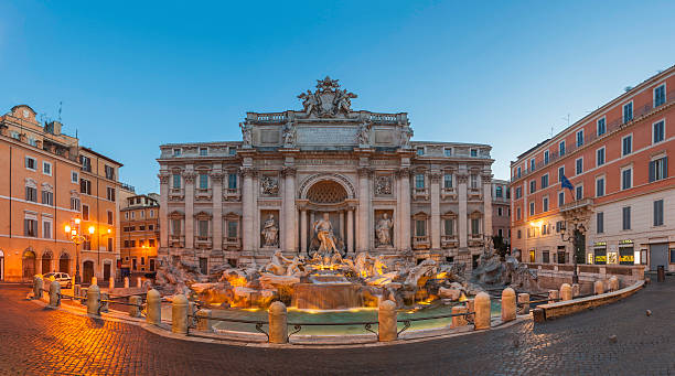 ローマトレビの泉」の象徴的ランドマークの照明付きの夜明けイタリア - trevi fountain rome fountain panoramic ストックフォトと画像
