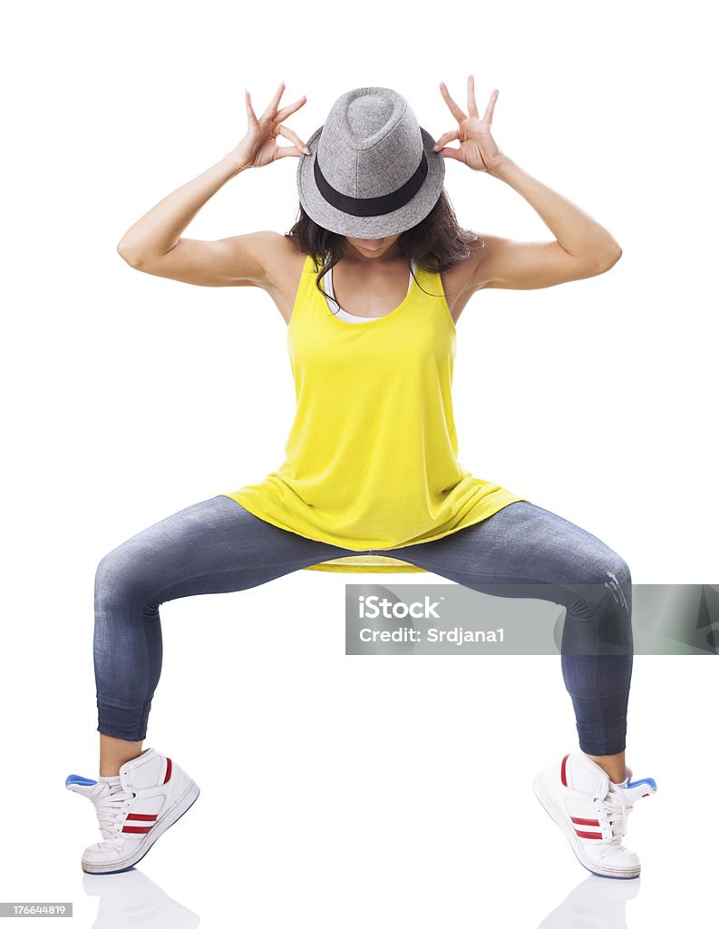 Стиль хип-хоп женщина Танцовщица в шляпе, которые позируют - Стоковые фото 20-29 лет роялти-фри