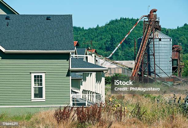 Nuevo Número De Casas Y Antiguo Molino En Estado De Washington Foto de stock y más banco de imágenes de Aire libre