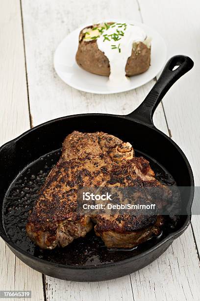 Bistecca Di Manzo In Una Pentola - Fotografie stock e altre immagini di Alla brace - Alla brace, Alla griglia, Bianco