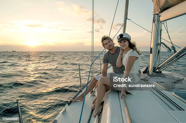 Romantyczny Scena Na Jacht Wniosku - zdjęcia stockowe i więcej obrazów Biały - Biały, Dorosły, Fotografika