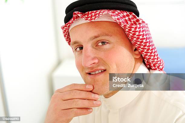 Arabski Młody Mężczyzna Portret - zdjęcia stockowe i więcej obrazów 25-29 lat - 25-29 lat, Arabia, Arabia Saudyjska