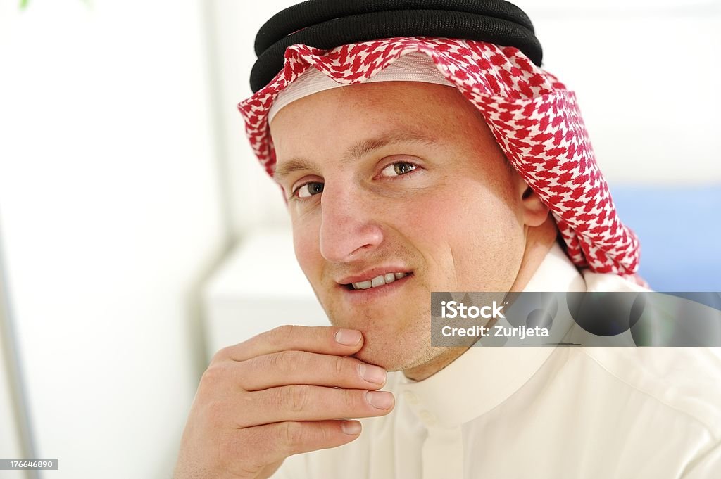 Портрет молодой человек на арабском языке - Стоковые фото 25-29 лет роялти-фри