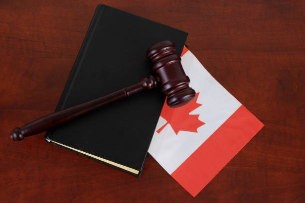 martelletto del giudice e libro legale con la bandiera del canada. - canadian flag flag trial justice foto e immagini stock