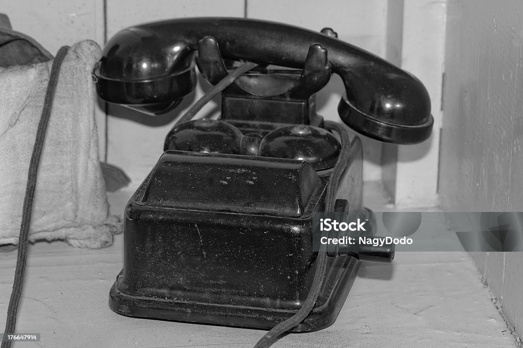 Viejo teléfono negro con rollo de bw - Foto de stock de Aislado libre de derechos