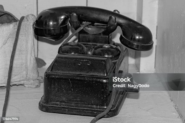 Viejo Teléfono Negro Con Rollo De Bw Foto de stock y más banco de imágenes de Aislado - Aislado, Antigualla, Antiguo