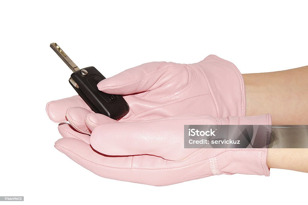 Clé de voiture dans les mains de femme avec des gants roses - Photo de Alarme libre de droits