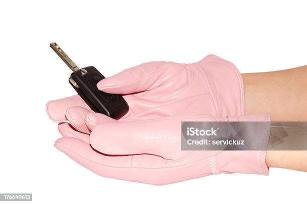 Photo libre de droit de Clé De Voiture Dans Les Mains De Femme Avec Des Gants Roses banque d'images et plus d'images libres de droit de Alarme