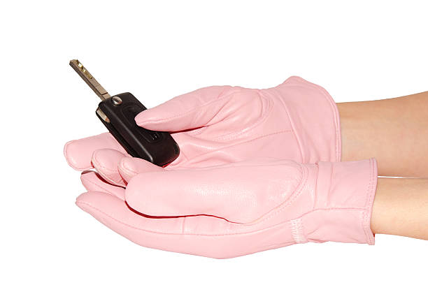 chiave dell'automobile a femmina mani con guanti rosa - formal glove glove leather pink foto e immagini stock