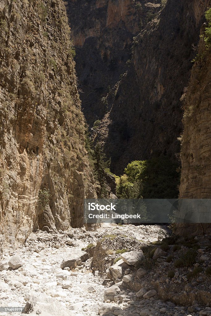 Lecho del río seco en Samaria Gorge - Foto de stock de Acantilado libre de derechos