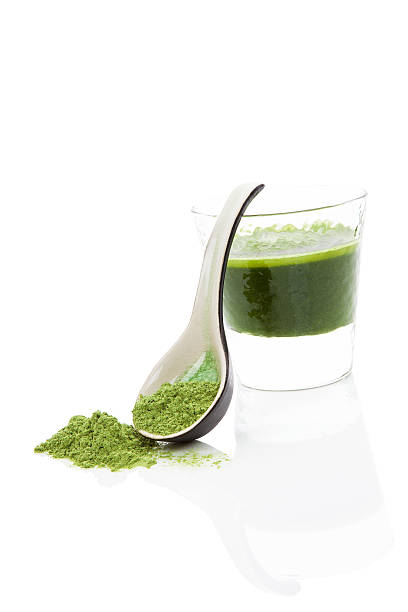 erba di grano drink. - healthy eating green studio shot vertical foto e immagini stock