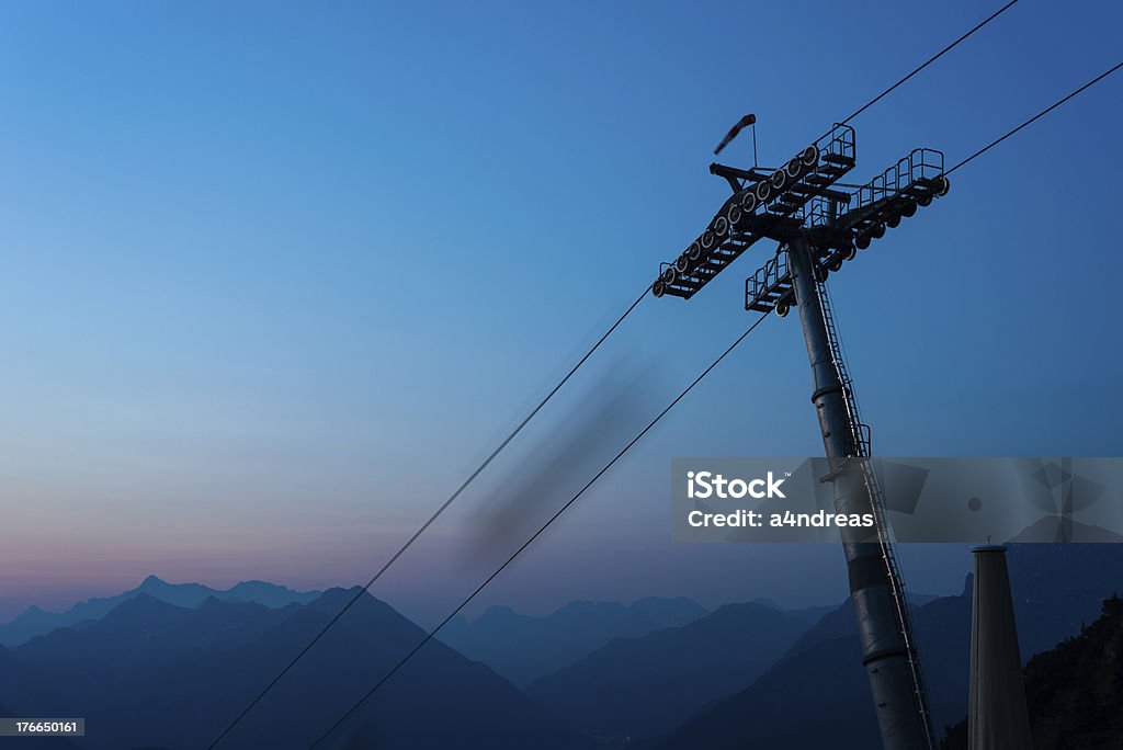 ropeway con moutnains por la noche - Foto de stock de Acero libre de derechos