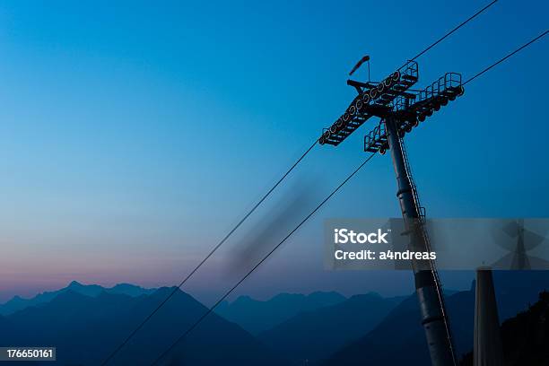 Ropeway Con Moutnains Por La Noche Foto de stock y más banco de imágenes de Acero - Acero, Aire libre, Ascensor