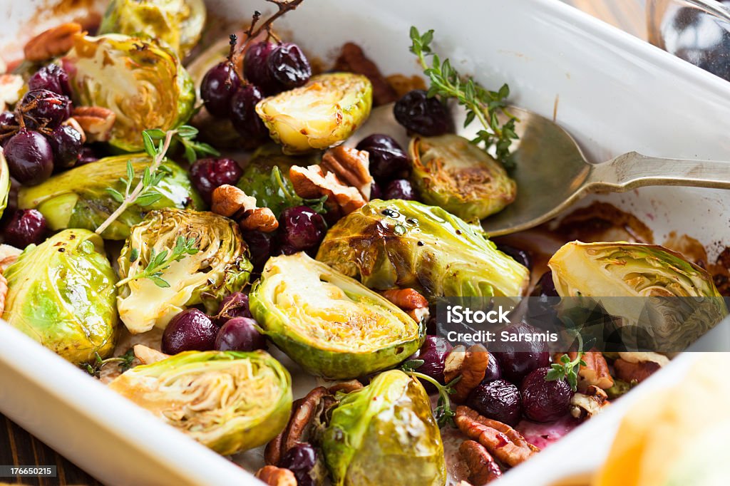 Asado Bruselas sprouts - Foto de stock de Col de Bruselas libre de derechos