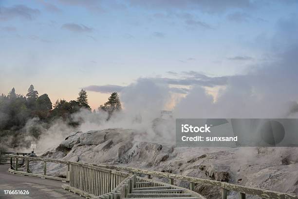 Photo libre de droit de Le Pohutu Geyser En Nouvellezélande banque d'images et plus d'images libres de droit de Activité - Activité, Bleu, Bouche d'aération