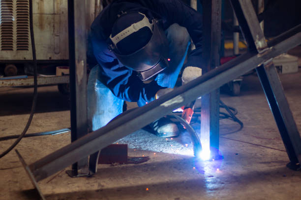 geschickte schweißer schweißen edelstahl in der fabrik. - erektion stock-fotos und bilder