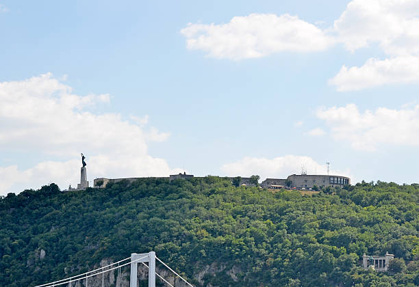 citadel (citadella), budapest, ungheria - liberation monument budapest hungary monument foto e immagini stock