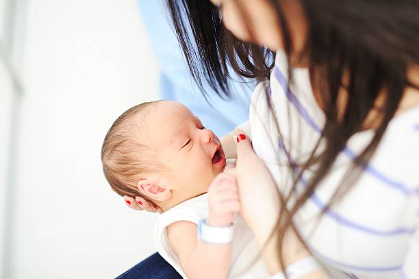 Mutter stillen Ihr Neugeborenes baby – Foto