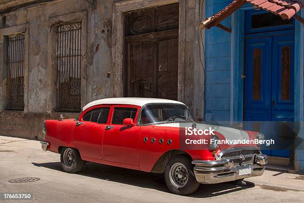 Czerwony Retro Buick - zdjęcia stockowe i więcej obrazów Powrót do retro - Powrót do retro, Staromodny, 1950-1959