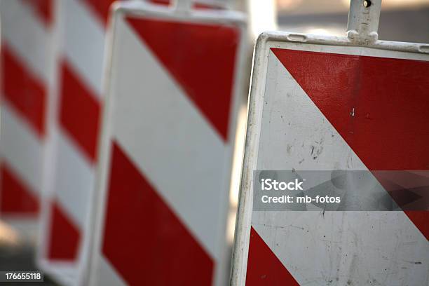 Cantiere Di Sicurezza - Fotografie stock e altre immagini di Ambientazione esterna - Ambientazione esterna, Barricata, Bianco