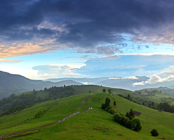 mezhgorsky auswahl. karpaten - eastern europe mountain range mountain village stock-fotos und bilder