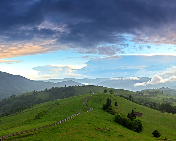 mezhgorsky intervalo. carpathians - eastern europe mountain range mountain village imagens e fotografias de stock