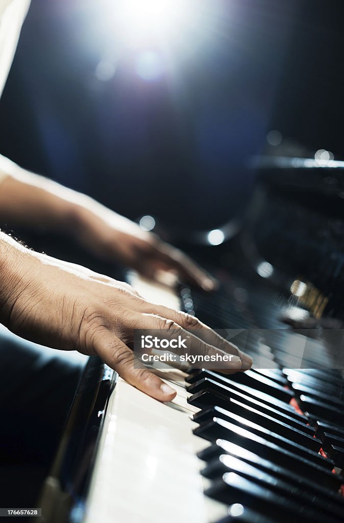 Menschliche Hände spielt Klavier. - Lizenzfrei Darstellender Künstler Stock-Foto