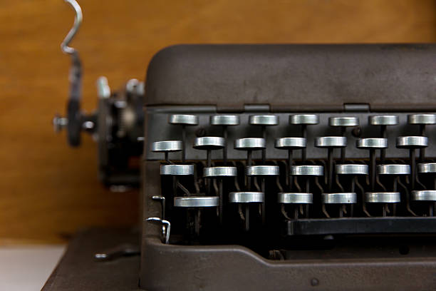 antigüedades de máquina de escribir - typewriter retro revival old fashioned obsolete fotografías e imágenes de stock