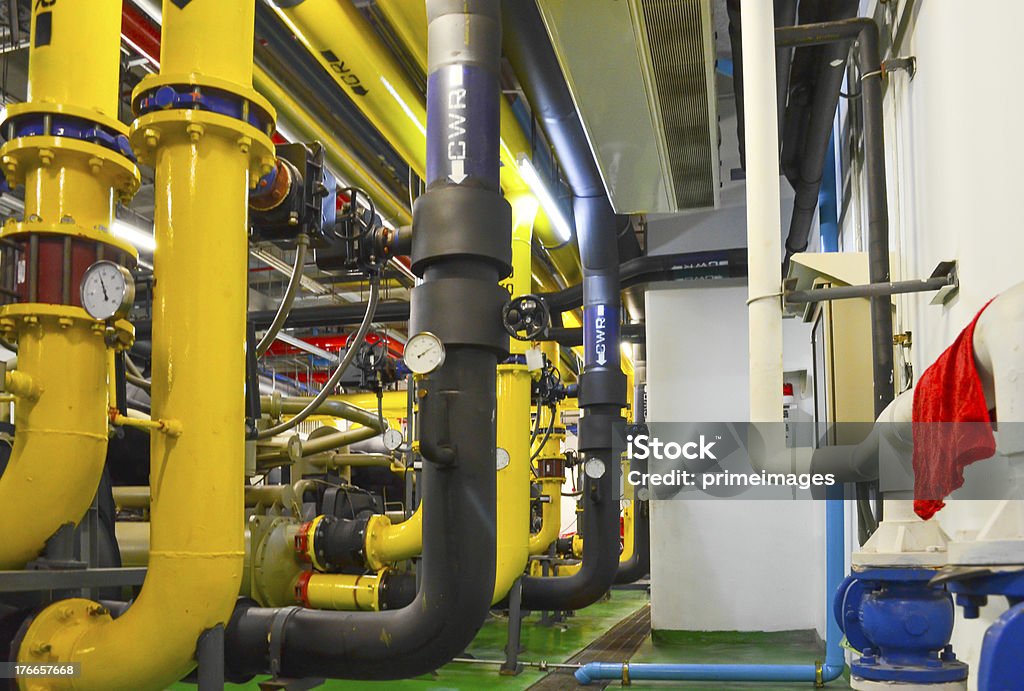 Wasser strömt station und industrielle Innenraum pipes - Lizenzfrei Bauwerk Stock-Foto