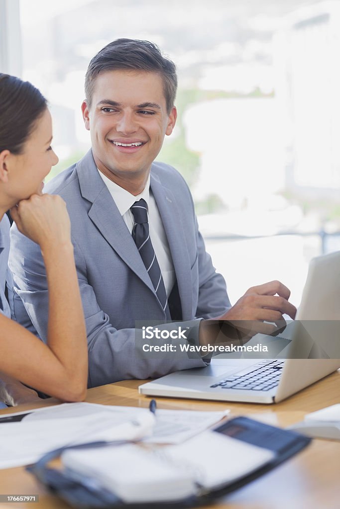 Sorrindo e negócios pessoas olham - Foto de stock de Agenda royalty-free