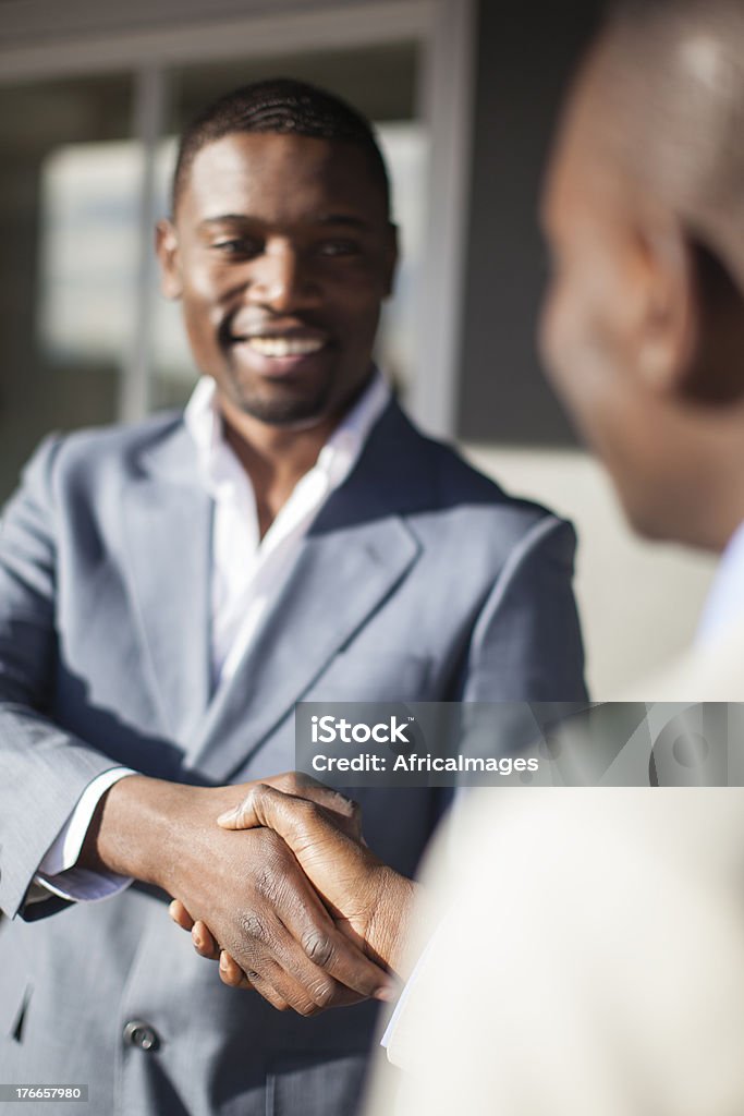 Colegas de trabajo estrechándose las manos, Ciudad del Cabo, Sudáfrica - Foto de stock de Acuerdo libre de derechos