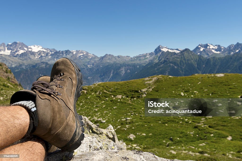 Mann, die Füße Entspannung nach Wanderungen - Lizenzfrei Alpen Stock-Foto