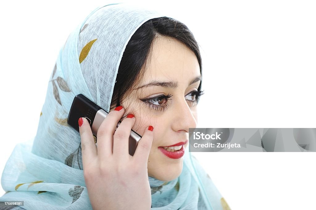 Arabe femme parlant sur téléphone portable - Photo de 20-24 ans libre de droits