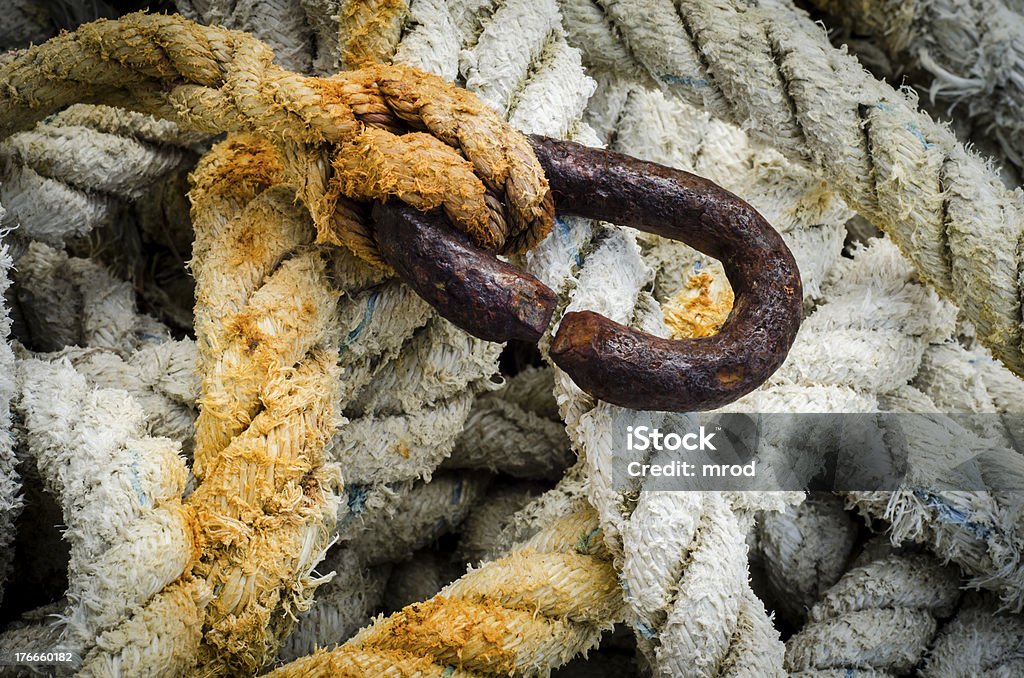 Rusty chaîne et vieille corde - Photo de Blanc libre de droits